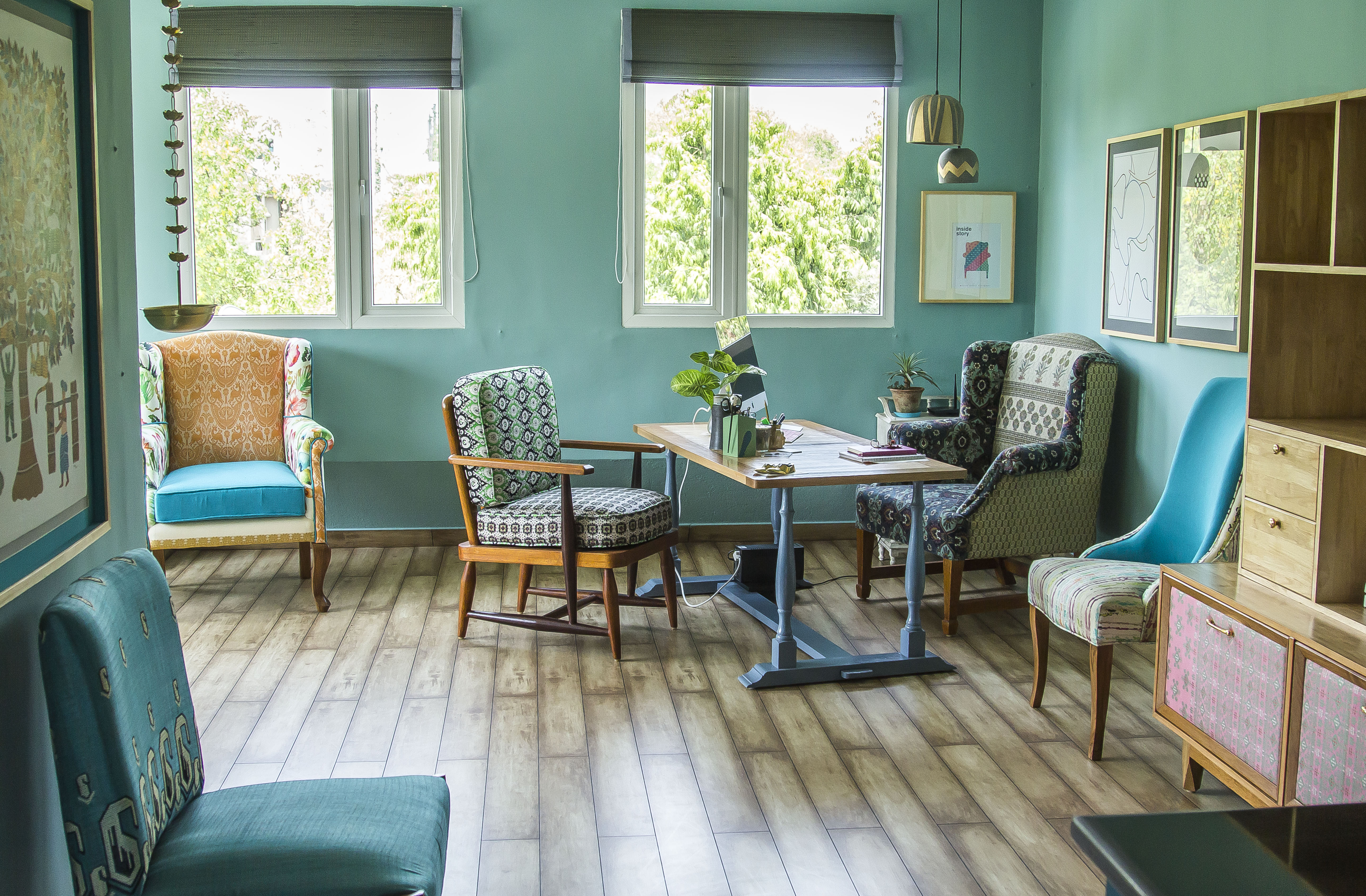 Living room painted with forest green hue and wooden elements add warmth to  the room and give it a cozy touch. : r/CozyPlaces